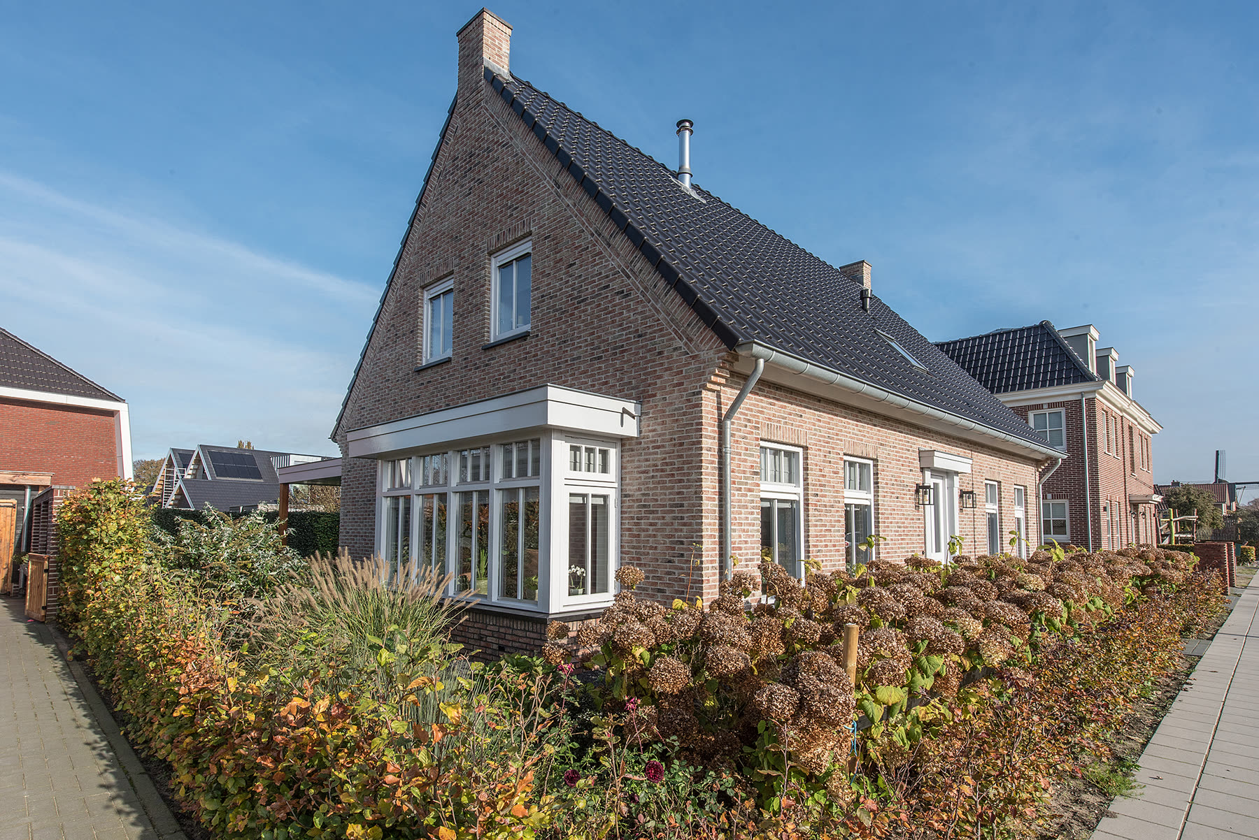 Nieuwbouwwoning met rieten kap in de omgeving van Elburg