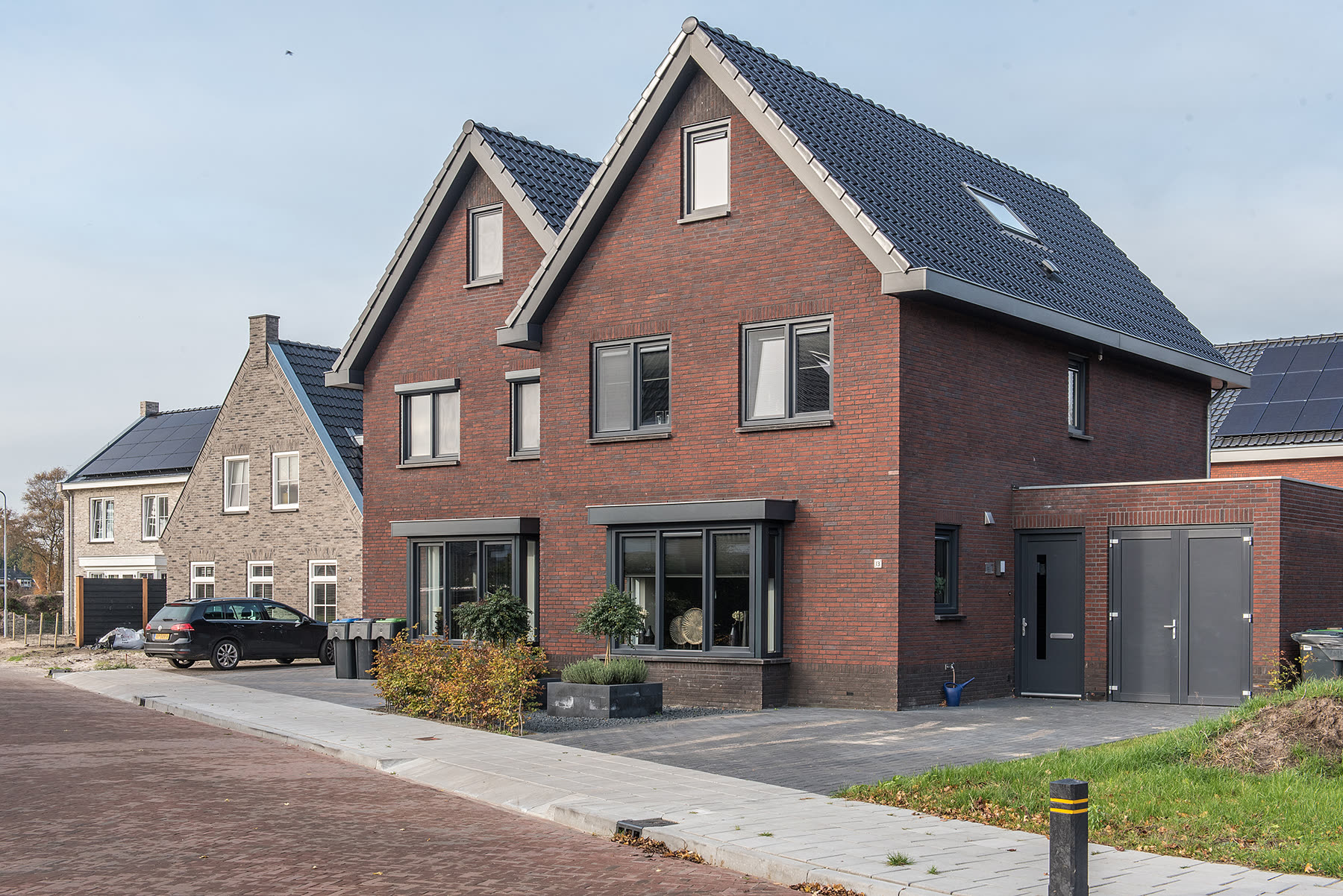 Nieuwbouw twee-onder-één-kapwoning in Hulshorst met bijgebouw