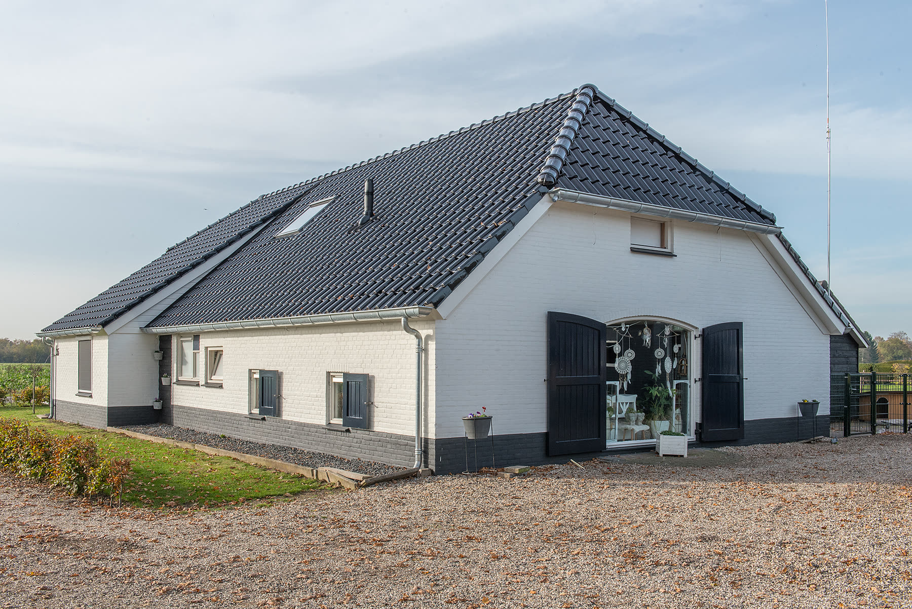 Detail van dakkapel en betimmering van de woning bij Elburg